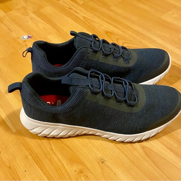 Men’s 9.5 slip on shoes - Picture 2 of 4